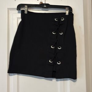 Front grommet, detailed short, stretchy skirt
